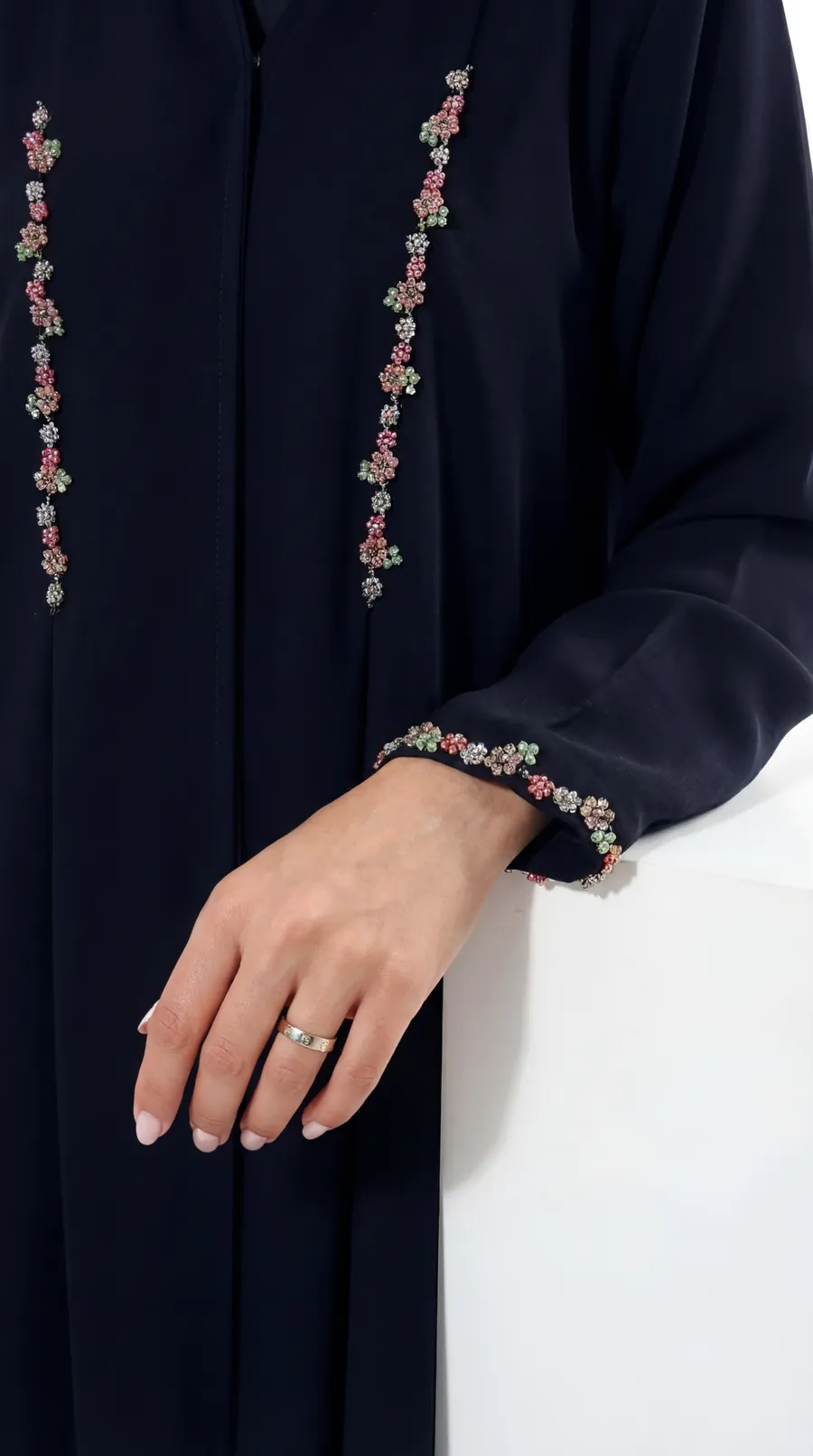 قرب على تطريز ورد ملون على عباية كحلية